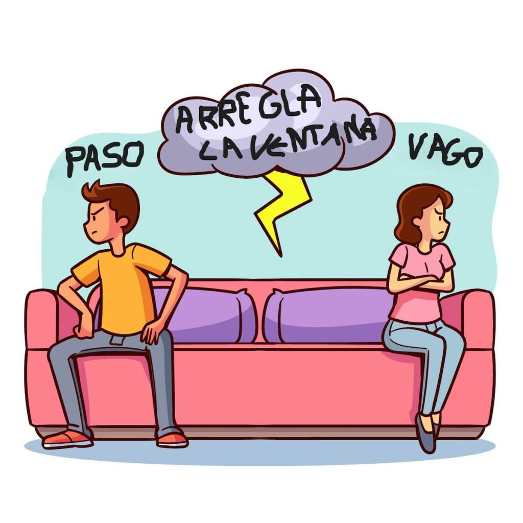 Mujer mirando su ventana rota en su domicilio